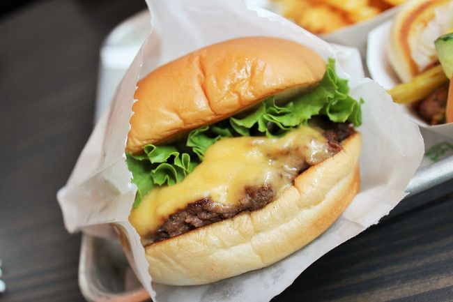 ハンバーガーのバンズの柔らかさが旦那様的に大ヒット♪<br />とても柔らかくてチーズやパテの相互作用もちょうど良くて。<br />確かに美味しいハンバーガーだなぁ。<br />それに、思っていたよりもお安いわ。<br />グルメバーガーって、1000円程度のものが普通の昨今。<br />680円でこの美味しさなら、めちゃめちゃ良いじゃない～～♪<br />と、ジャンクフード大好きな私。