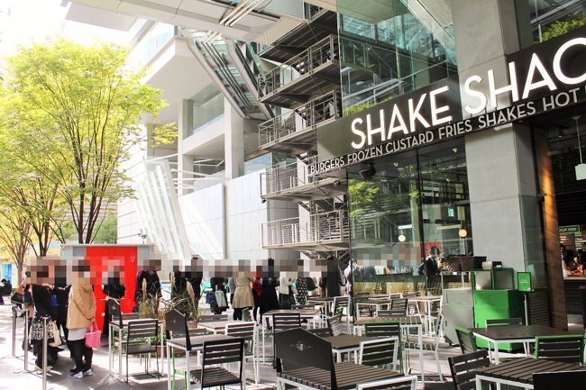 12時前・・・席を立つころには、たくさんの行列ができていた。<br />ちょうどお昼時だから、この付近で働いている人が買いに来るんだろうね。<br />ということで、平日の11時過ぎに来ると並ばないで入れそうよ♪<br /><br />ちなみに、この日は本当に寒くて、テラス席はほとんど空いていた。