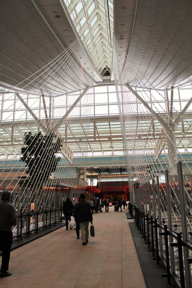 夜になるとライトアップされるのかな？？<br />真っ白で、とても綺麗な空間を通り抜けて・・・