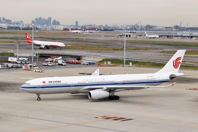 やっと国際線らしく、中国国際航空発見！！<br />でも、これは関空でも見たことあるなぁ。