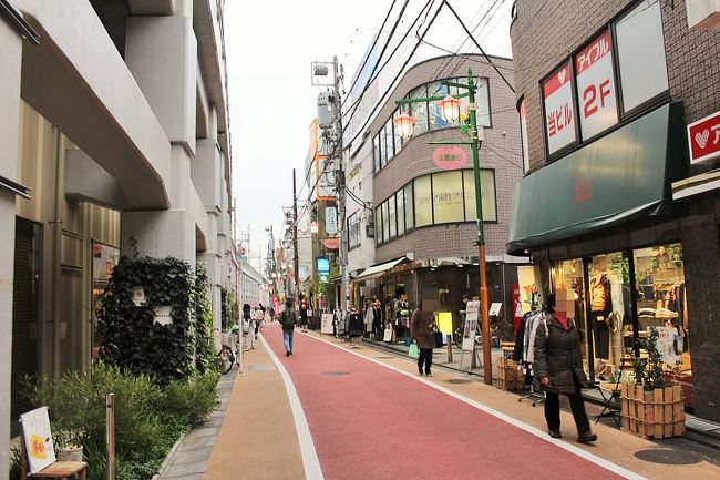 東急東横線沿線で、代官山や中目黒、自由が丘などで今まで降りたことがあるけれど、結構こういったゴチャゴチャ感あるよね～～<br />行くまでは、自由が丘って聞いたら、超オシャレな格好良い駅をイメージしてたので、駅前の雰囲気にビックリしたの。<br />その時を思いだす、、、同じようなゴチャゴチャ感。
