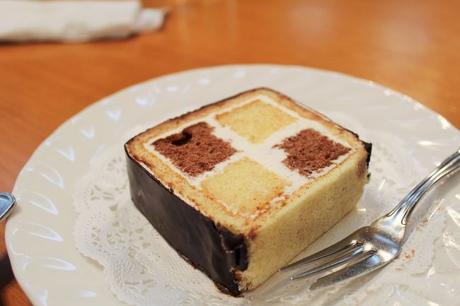 ◆ダミエ（300円）<br /><br />こちらも私は最初から決めていたマッターホーンの代表的ケーキで、またまたバタークリームケーキ。<br />スポンジがややパサつき気味なのが気になったけれど、チョコはとろ～～んと美味しくて、バタークリームもあっさり目。<br />パクパクッと食べられるケーキだなぁ～～と。300円でこのお味なら超納得だわ。<br /><br />ちなみに、マッターホーンはバームクーヘンが大変人気ということだけれど、ショーケースの中でバームクーヘン。<br />確かに売り切れていました。<br /><br />今日はホテルに戻っても、エシレのバターケーキが待っているのよ。<br />バターケーキ三昧の一日になりそうね～～（笑）<br /><br /><br />－－－－－－－－－－－－－－－－－－－－－<br /><br /><br />この旅行記は、<br />ヨコハマグランドインターコンチネンタルホテル/ハーバースイートが素敵過ぎ～♪MARINE&amp;WALK YOKOHAMA/A16ディナー編【2泊4日横浜&amp;東京グルメ旅】<br />に続きます。<br />http://4travel.jp/travelogue/11194453<br />