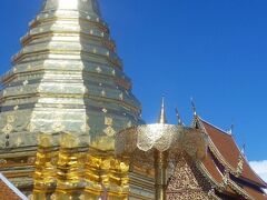 『ワット・プラタート・ドイステープ』(ドイステープ寺院)
「チェンマイに来てドイステープ寺院に行かなければ、チェンマイに来たことにならない」とまで言われるほど、チェンマイでは代表的な寺院だそうです。

寺院門より礼拝堂へ続く階段にはナーガ(タイの神話に登場する龍)が彫刻されているそうです。
(私達はケーブルカーで登って来ました)
