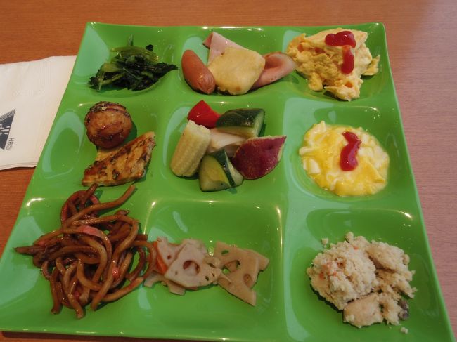 さて、朝ごはんを食べに行きましょう。<br /><br />９時にハリーポッターエリアに行けばいいので、７時半過ぎに３２階のレストランへ行くと、大勢の人が待っています。でも私たちのプランは、朝食優先案内なので、一番先に案内されました。・・待っている人たちの冷たい視線浴びてたかも・・・<br /><br />