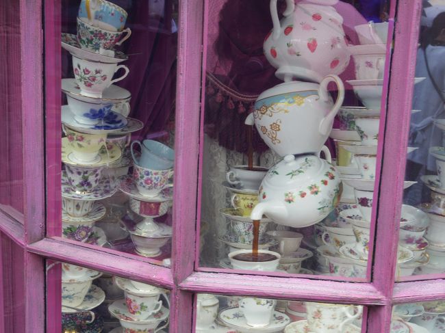 重なって斜めになっている可愛いショーウィンドー