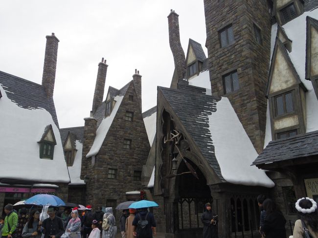 超現実的な街並みです。<br /><br />お店が入っている建物もあるけれど、ハリポタならぬ、ハリボテの家も多い。