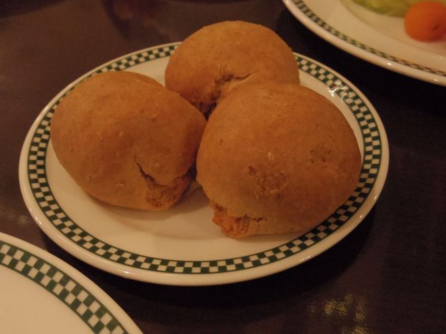 アイルランドの固くてボソボソしたパンが付きます。<br /><br />お代わり自由です。<br />一人一つずつ食べていたら、「お代わりお持ちしますか？」と言ってくれたのでお願いしました。・・・でも、遂に持ってきてもらえませんでした。<br />（お腹いっぱいになってしまったし、あまり美味しくはなかったので請求しませんでした）<br />