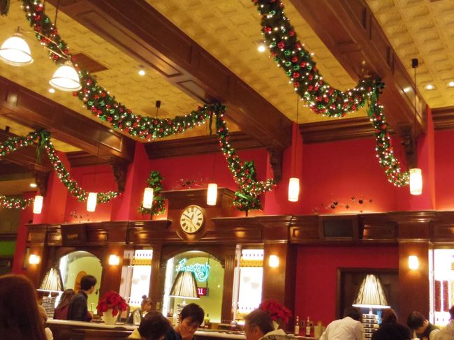 ここで、セットメニューを頼みました。<br />ソフトドリンクを付けて１８９０円＋４００円　２２９０円<br />ファーストフードをちょびちょび食べるより、しっかり食べておいた方が得だと思って。それに少し休んでおかないと、夜８時からの「天使がくれた奇跡」までもちません。