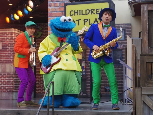 ちょうどセサミストリートのショーをしていました。<br /><br />クッキーモンスターがリードギター！？<br />