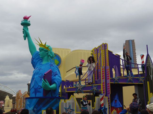 アメリカ！<br /><br />全部のフロートがメインストリートに出ると止まって踊りが始まりました。<br />荷物を友達に見てもらって参加。