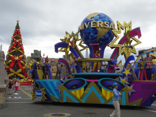 ２時半からのパレードですが、３０分ぐらいで１周してきました。<br />ツリーに向かってラストランです。<br /><br />この後ろにパレードの優先エリアがありますが、ここに入ると最後しか見れません。それにかえって混んでいました。