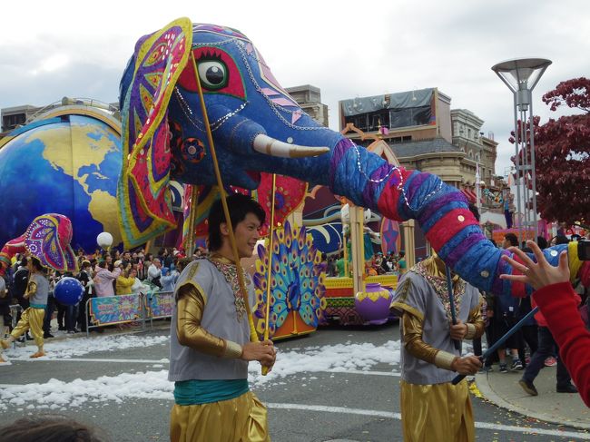 象の鼻使い。<br /><br />フロートが止まったら規制ロープが外れるので、一緒に踊ってください。<br />終わったら速やかに戻ってくださいとクルーから言われました。<br />