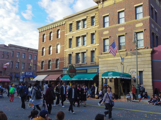 と、パレードが終わったら、なぜか青空。<br /><br />今日一日は曇／雨のはずが、ラッキー<br />このまま晴れるのかな？・・甘かった・・・