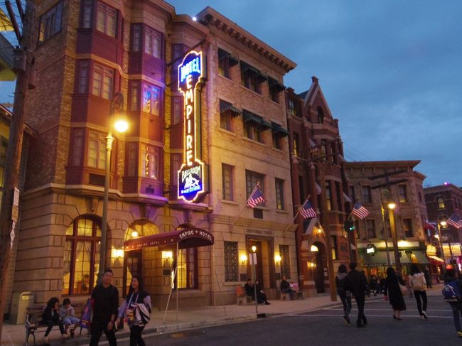 外に出ると、もう日が暮れて明かりがつき始めていました。