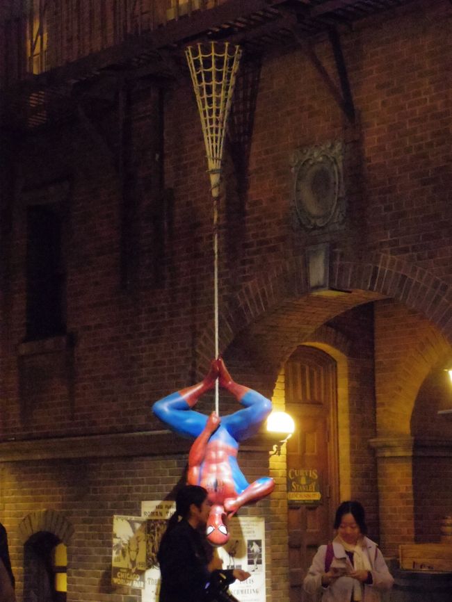 スパイダーマンがぶる下がっていましたが、一緒に写真を撮るところに有料の写真屋さんがいたので近寄らずに撮影。<br />映画では、このシチュエーションでヒロインがキスするのですが。