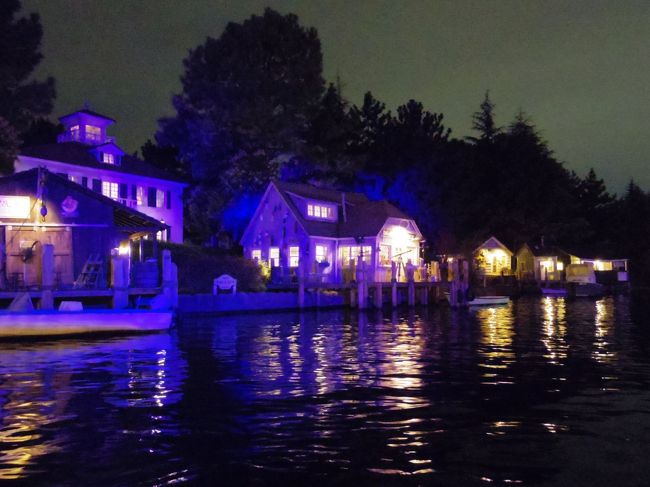 まだ時間があるので、ジョーズへ<br /><br />船出の時だけ撮影。<br />後はカメラが濡れると困るので撮影はしませんでしたが、右側にジョーズが出現した後、私のいる左側に予想通りジョーズが出現。<br /><br />船長役の女性キャストが熱演していました。