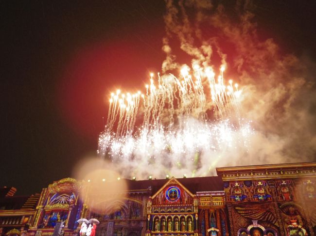 男女のペアと少年少女のペアが歌っていますが、本来ならば天使がたくさん出てきて踊るところがカットされたようです。