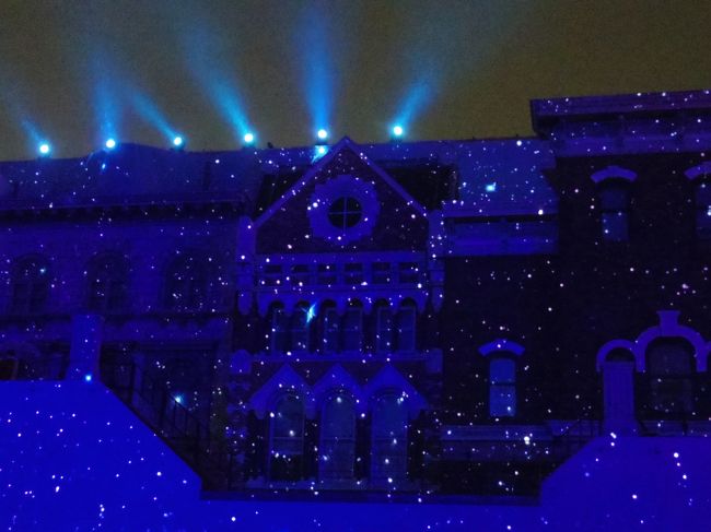 雪が降りはじめました。<br /><br />（実際には、雨が降っています）