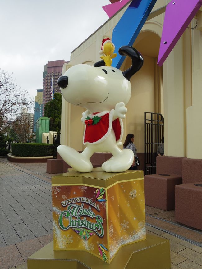 門の前にはスヌーピー