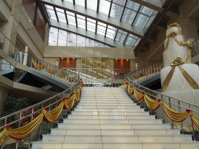 ホテル京阪ユニバーサルタワーの正面階段ですが、裏側から出入りしていました。