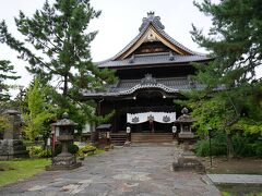続いて訪れたのが、奈良時代、上田の地に建立された信濃国分寺。
 承平の乱で焼失したといわれていますが、室町時代に今の場所へ再建されたそうです。