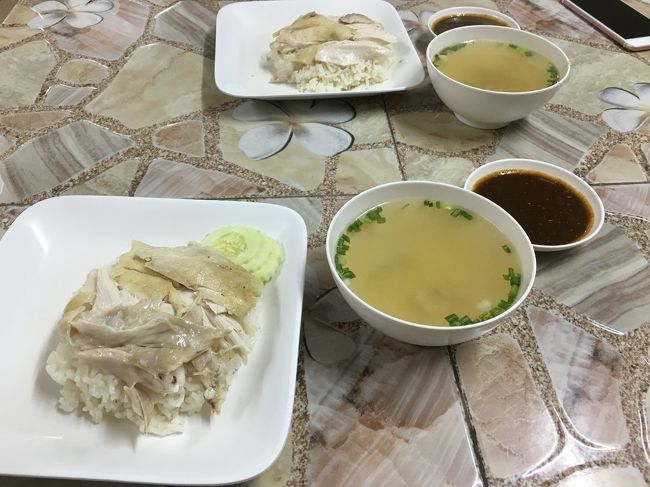 プーケットは夜も賑やかでした。<br />客引きはありますが、セブ島ほどじゃないです。<br />この日の夕ご飯はパトンビーチにあるバイレイへ。<br />カオマンガイ、なくなり次第終了との事でしたが夜でもありました。<br />スープもカオマンガイも優しい味。<br />とっても満足。