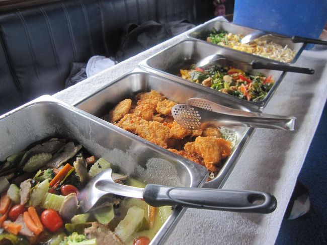 ビーチの上でランチ。<br />ハワイ、グアム、セブ、沖縄、、、。<br />何度もボートでランチはしてきましたが、今回が一番豪華でした。<br />手前のマッサマンカレーめちゃ美味しかったよ～！<br />おかわり～。