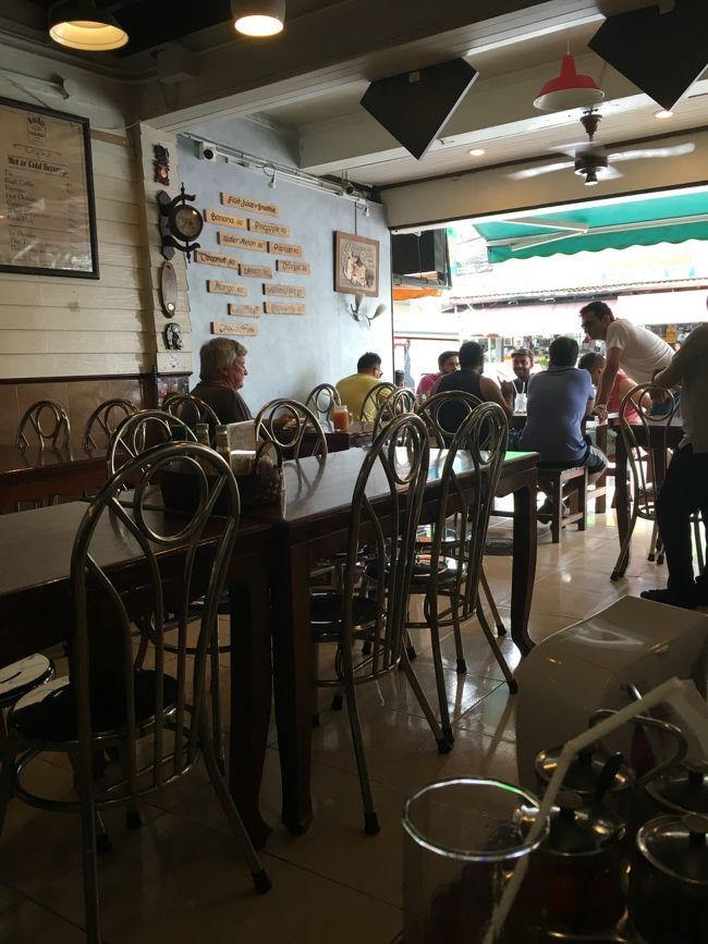 お昼は、ダンレストランへ。<br />海外ぽいカジュアルなレストラン。<br />こんなお店でマッタリするのが好きです。