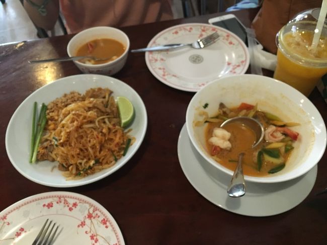 食べかけ写真失礼します。。<br />こちらでもお店の方レコメンドのトムヤムクン！<br />昨日のトムヤムクンよりやや酸味がありました。<br />トムヤムクンってお店によって味が全然違いますよね。<br />だから連日食べても気になりません。<br />この旅で、タイ料理ますます大好きに。<br />なかなか調味料や材料が揃わずおうちで作れない。。涙