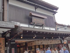 太宰府天満宮の参道には、梅ヶ枝餅のお店がたくさんあります。中でも人気の「かさの家」で休憩です。
