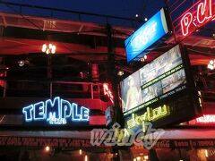 そしてこちらが本日のディナーの場所【TEMPLE CLUB】
NETで、食事代だけでアプサラダンスショーが楽しめると書いてあったので、やってきました～。

とりあえずパブストリートにあるってだけで特に細かく調べず行ったのですが、(簡単に見つかると思っていた)中々見つからない（;´▽｀A``。
せっかくシャワー浴びたのに、また汗だくになったころにようやく発見できました…。

結局私、どこが本当の【パブストリート】かわかってなかったみたいで、パブストリート【エリア】をぐるぐる探してたみたいです。

こちらのテンプルクラブ、1階はお酒を楽しむバーですが(深夜近くからはその名の通り【クラブ】)私たちはショーが行われる2階へ。

ちなみにこちらは、ショーありきの店ではないので、別にドリンク1杯だけでもショーを見ることができます。