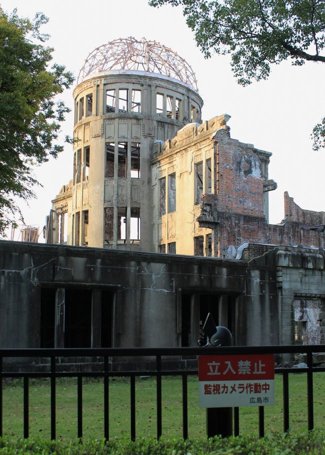 昭和20年（1945年）8月6日、一発の原子爆弾により広島市街の建物は一瞬にして倒壊し、灰燼に帰しました。