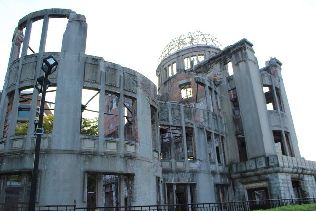 元は、大正4年（1915年）4月、広島県産業奨励館でした。<br /><br />当時としては珍しい、大胆なヨーロッパ風の建築デザインに市民は驚いたそうです。<br /><br /><br />１周できるようになってますが、この辺り逆光でした。