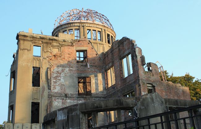 爆心地は、南東約160メートル、高度約 600メートル。<br />爆風の圧力は1平方メートルあたり35トン、風速は440メートルという凄まじいもので、建物は爆風と熱線を浴びて大破し、 天井から火を吹いて全焼。<br /><br />爆風がほとんど垂直に働いたため、本館の中心部は奇跡的に倒壊を免れたものの、館内にいた人はすべて即死。<br />戦後、旧産業奨励館の残骸は、頂上の円蓋、鉄骨の形から、いつしか市民から原爆ドームと呼ばれるようになりました。