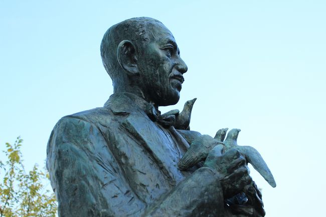 近くにあった、鈴木三重吉文学碑<br /><br />「私は永久に夢を持つ　ただ年少時のごとく　ために悩むこと浅きのみ　三重吉」<br /><br />紙屋町で生誕<br /><br />鈴木三重吉は夏目漱石の門下生で、日本初の童話集「赤い鳥」を創刊した。<br />