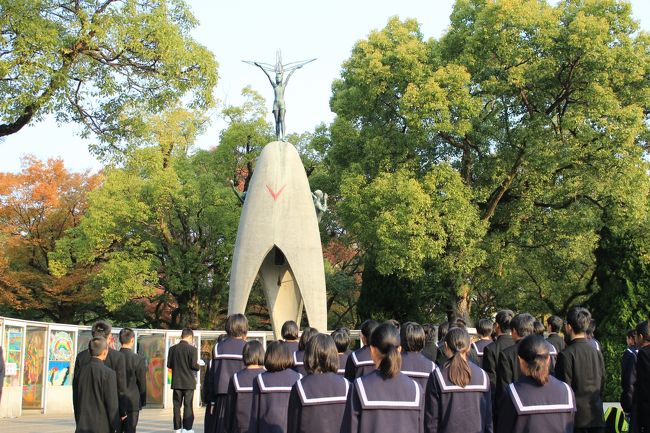 原爆の子の像<br /><br />修学旅行生がいて、黙とうを捧げていた。<br /><br />原爆の被爆者で１２歳で白血病で亡くなった、佐々木 禎子（ささき さだこ、1943年1月7日 - 1955年10月25日）がモデル。<br /><br />