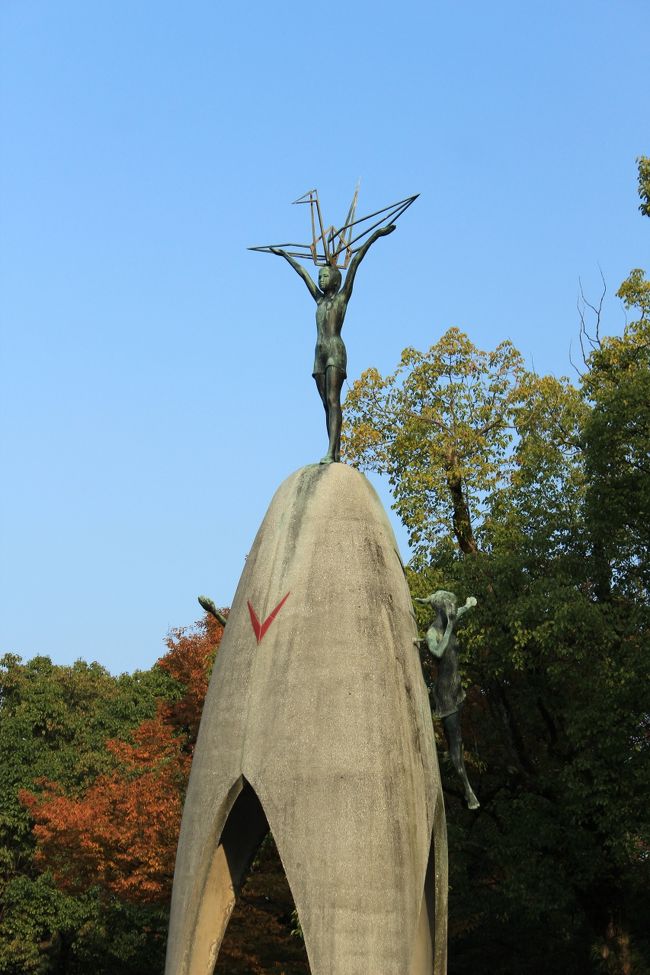 禎子は、病床でおびただしい数の折り鶴を折っていた。