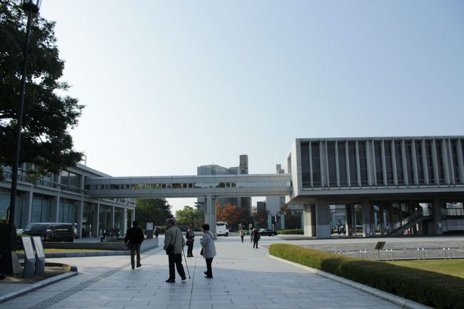 平和記念資料館に行く。<br /><br />８時半に開館するので、少し待ち時間があったけど、ボランティアさんとお話しができて良かった。<br /><br />。現在改修工事を行っており、平成29年2月(予定)まで東館の常設展示室等を閉鎖し、本館のみ開館。
