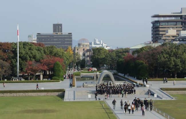 展示室を出て、廊下のガラス窓から原爆死没者慰霊碑が見えて。<br /><br />あの修学旅行生でしょうか。<br />若い方に見てもらって、今の平和を次の世代に繋いでもらいたいですね。