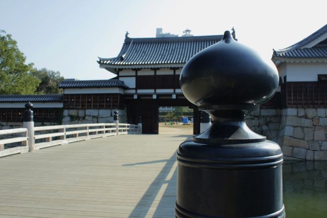 安土桃山時代から江戸時代に建築された。<br />国の史跡に指定されている。<br /><br />毛利輝元が太田川河口のデルタ地帯に築いた平城で、比較的平和な時代だったのですね。