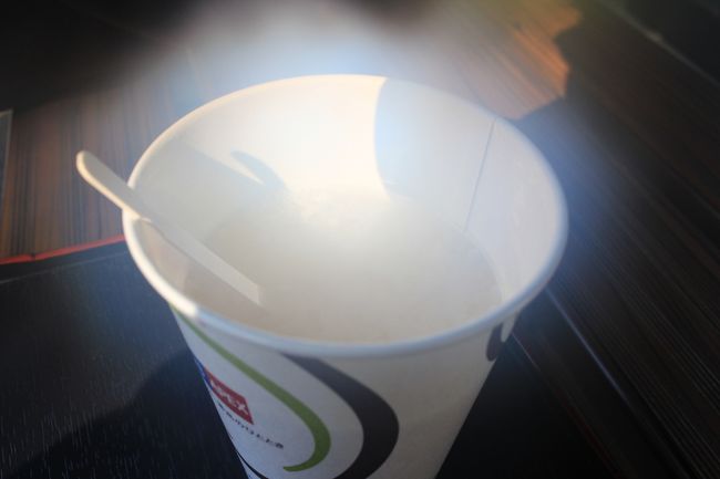 神社手前の売店で一休み。<br /><br />甘酒を注文しましたが、アツアツ過ぎて、飲めない。<br />そのせいか、あまり甘さを感じない。