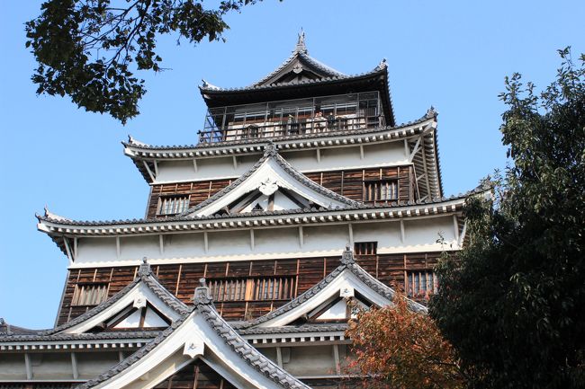 原子爆弾投下によって倒壊し、現在見られる城内の天守以下城郭建築はすべて1958年以降に再建された。