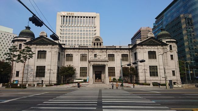 韓国銀行貨幣金融博物館<br /><br />植民地時代に日本が朝鮮銀行として建設したもので、解放後も韓国銀行本店として長い間使用されたそうです。<br /><br />後ろのビルが現在の韓国銀行本店です。