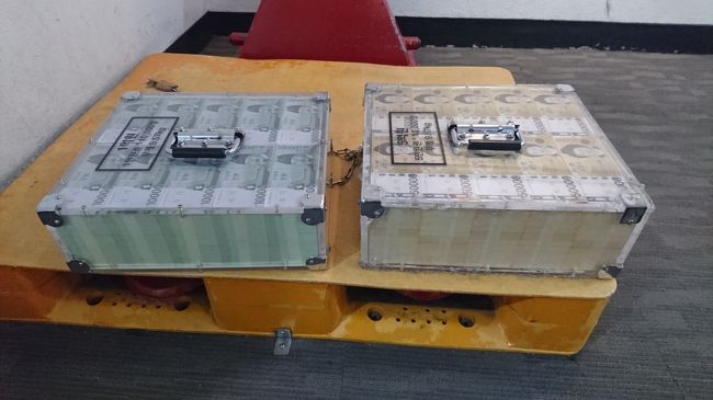 1,000枚の大束10個を持ち上げる体験もできる(´；ω；`)