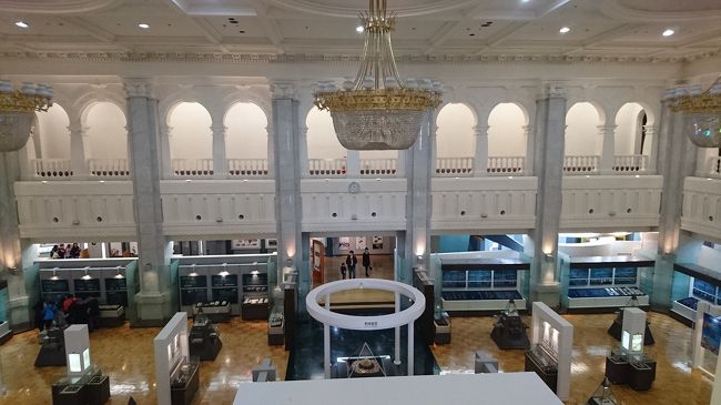 2階廊下から。<br /><br />じっくり見て回ると1時間以上かかるかも(@_@)<br /><br />最後はグッズなど販売する小さな売店があって、裁断前の紙幣なんかも売ってます！おもしろい～♪