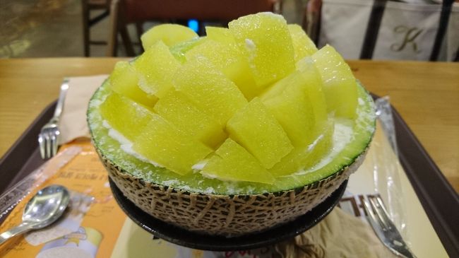 ナイフが付いてるのでカットしていただきます！<br /><br />中にはさらさらな氷とチーズケーキ？が入っていて、以外とあっという間に完食でした～♪