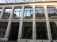 ベルギー漫画センター (Centre Belge de la Bande Dessinee)は1906年にアール・ヌーヴォーの巨匠ヴィクトル・オルタの設計で建てられたウォーケーズ織物市場を修復転用した博物館です。

オルタ建築らしく、外観はとても地味です。