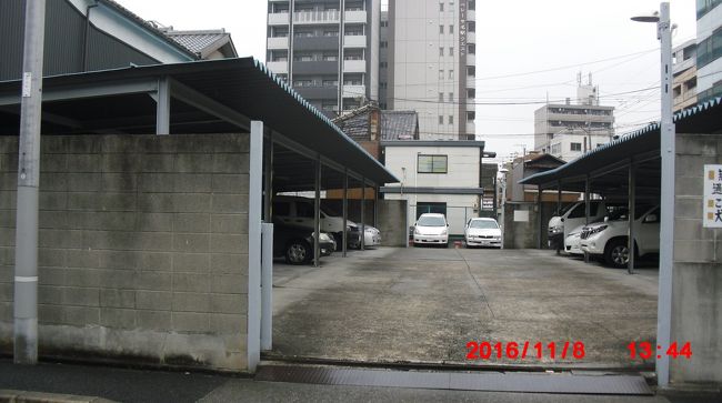 この先の古い建物みえるかなぁ？　白い建物の右側に　その通りが古そう<br /><br />さっきチラ見したとこで　銭湯もあったnarrow street