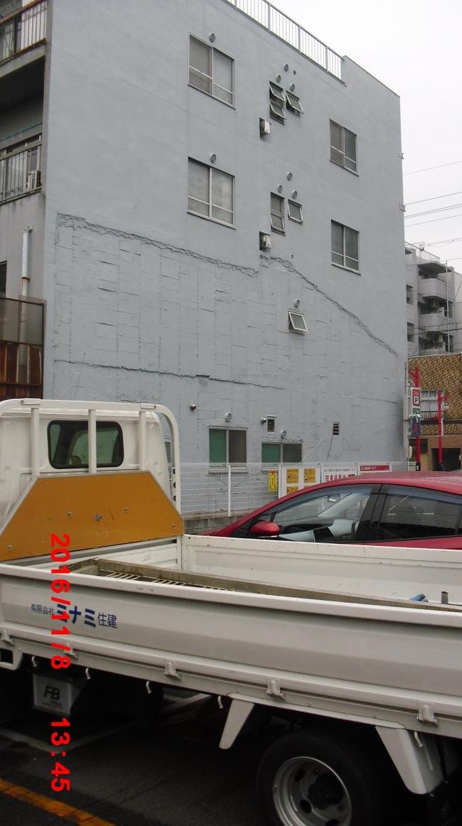 その左側　上の写真の左続き　白い壁に屋根の跡があるから<br /><br />近い過去に取り壊されたみたいだね