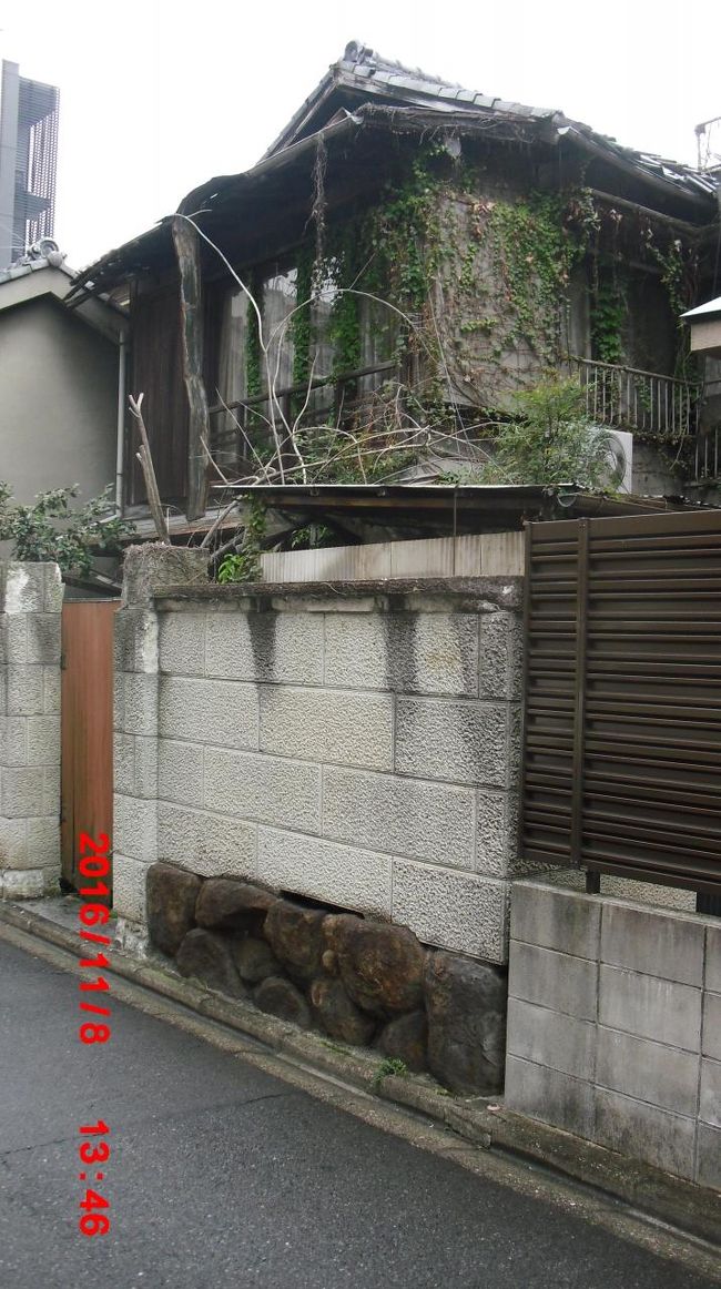 少し先に左に歩くと　こんな感じの廃屋があった